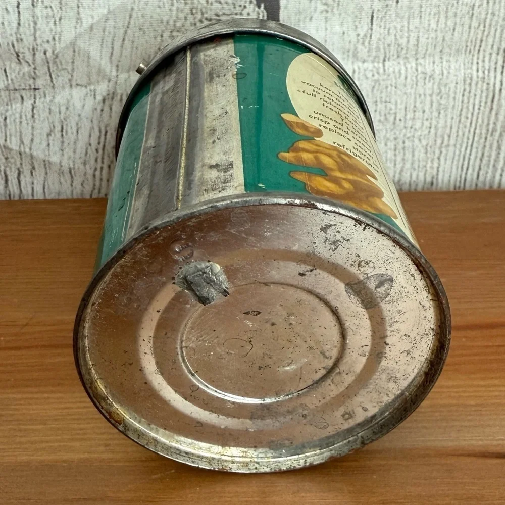 Vintage 40s/50s Emerald Shelled Walnuts 4oz Tin with Turn Key Crusher and Lid - Picture 3 of 5